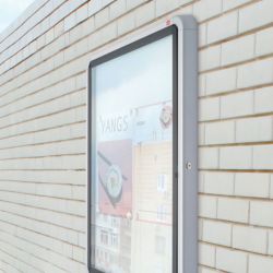 Bacheca 75x69H 6xA4 magnetica per esterni anta battente